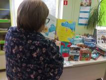 Pani Ania czyta dzieciom bajkę o dinozaurach