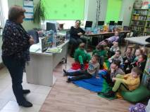 Pani Ania opowiada dzieciom o dinozaurach