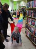 Chłopiec przechodzi przez „magiczny tunel”