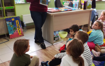 Bibliotekarka opowiada dzieciom o książkach i bibliotece