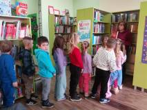 Pani Ania oprowadza grupę po bibliotece