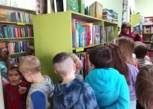 Pani Ania oprowadza grupę po bibliotece