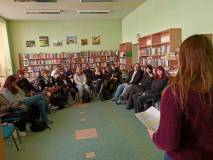 Uczniowie przygotowują się do dyskusji