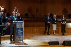 Dyrektor KBP Dariusz Pawlikowski i Barbara Wysmyk przy mównicy w Filharmonii Koszalińskiej. Fot. UM 