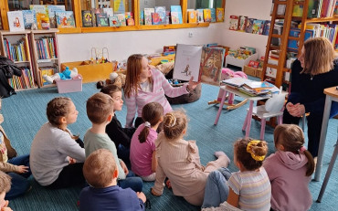 bibliotekarka czyta opowiadanie dzeciom