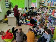 Pani Ania opowiada dzieciom o problemie braku wody