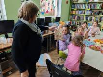 Pani Ania wręcza upominek jubilatce