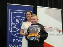 Wiecestarosta Koszaliński p. Agnieszka Ławrynowicz z nagrodzonym w konkursie plastycznym