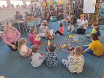 bibliotekarka z zającem czytają opowiadanie