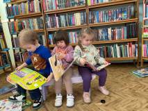 Pszczółki w bibliotece