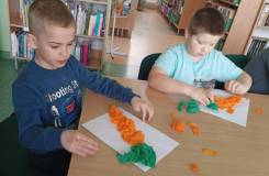 Przyklejanie bibuły na marchewki z efektem 3D