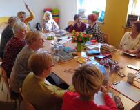 Na zdjęciu COOLturalne 6 podczas pisania listów miłosnych (z przypadkowych wyrazów)