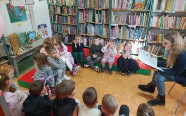 Bibliotekarka z przedszkolakami