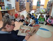 Na zdjęciu Gosia czyta przedszkolakom książeczkę o niesfornym ziarenku