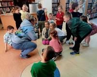 Na zdjęciu Gosia rozmawia z dziećmi o ich planach zawodowych