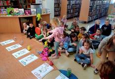 Na zdjęciu przedszkolaki porządkują emocje