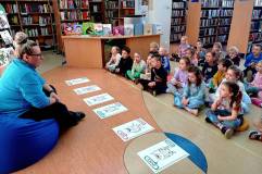 Na zdjęciu Gosia rozmawia z dziećmi o emocjach