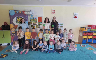 Zdjęcie grupwe przedszkolaków z bibliotekarkami