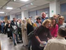 Sławomir Gortych podpisuje książki po spotkaniu w Koszalińskiej Bibliotece Publicznej