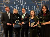 Pracownice Działu Promocji i dyrektor Koszalińskiej Biblioteki Publicznej z nagrodą z czasie gali ku