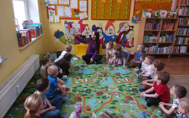 Bibliotekarka czyta dzieciom książeczkę