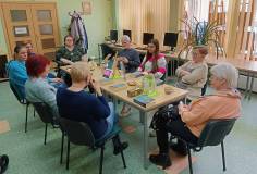 Uczestnicy DKK dyskutują o książce Słowik