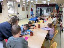 Dzieci podczas zajęć wykonują pracę plastyczną