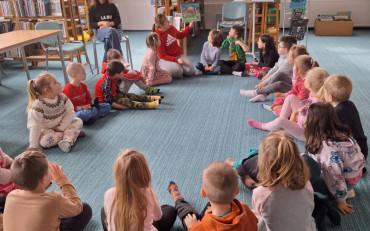 bibliotekarka czyta opowiadanie dzeciom