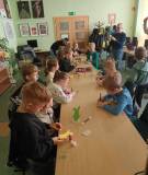 Uczniowie wykonują wielkanocne króliczki
