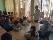 Bibliotekarka czyta książkę o zwyczajach wielkanocnych