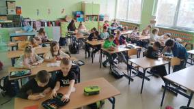 Uczniowie wykonują kolorowe pisanki