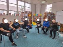 bibliotekarka czyta opowiadanie