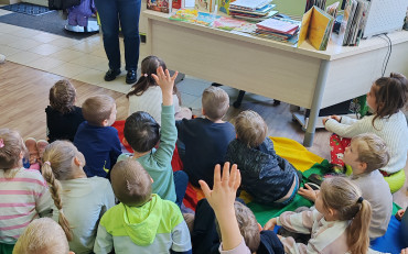 Bibliotekarka opowiada dzieciom o wiośnie