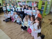 Cała grupa z pokolorowanymi pisankami