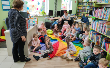 Trzyletnie „Motylki” słuchają pani Ani