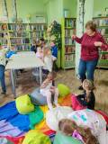 Przedszkolaki z panią Anią podczas spotkania