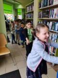 Dzieci zwiedzają bibliotekę