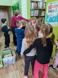 Dzieci zwiedzają bibliotekę