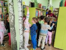 Dzieci zwiedzaja bibliotekę