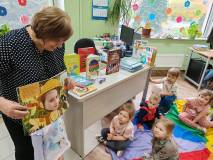 Dziewczynka z książką „Załóż czapkę policjanta”