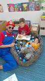 chlopcy pozują do zdjęcia z Mario