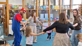 bibliotekarka i Mario tańczą z dziećmi