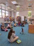 bibliotekarka czyta opowiadanie