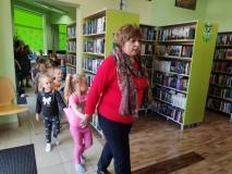 Pani Ania oprowadza dzieci po bibliotece