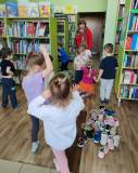 Pani Ania oprowadza dzieci po bibliotece