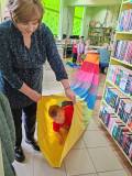 Chłopiec wychodzi „magicznego” tunelu