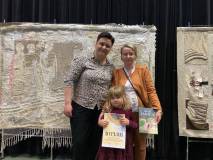 Najmłodsza czytelniczka Milenka z mamą i Kierownikiem Filii nr 3 Kamilą Tomaszewską
