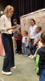 Bibliotekarka wręcza dyplom nagrodzonym czytelnikom