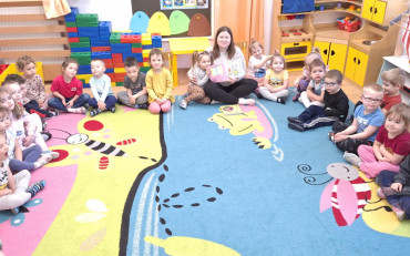 bibliotekarka czyta opowiadanie dzeciom
