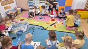 Dzieci oglądają książki